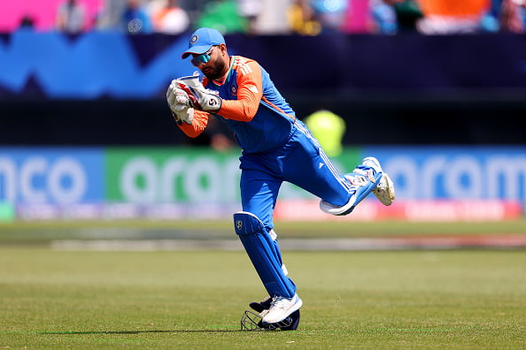 Dinesh Karthik presented Rishabh Pant with the ‘Fielder of the Match’ award.