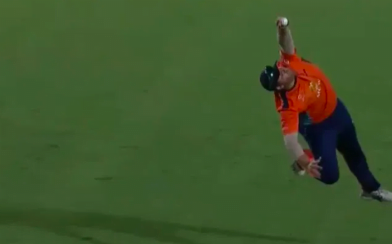 Corey Anderson takes a spectacular one-handed catch to dismiss Faf du Plessis in Major League Cricket.